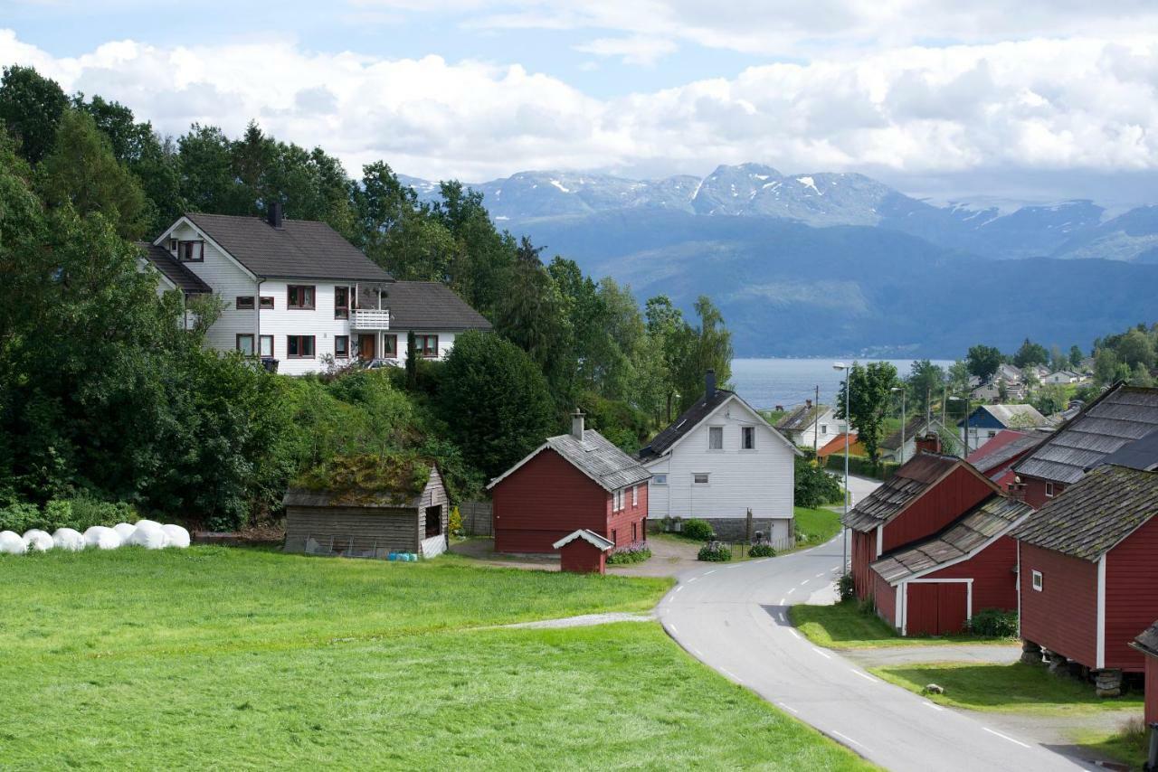 Mo Gardsferie-Pers Frukthage Vila Øystese Exterior foto